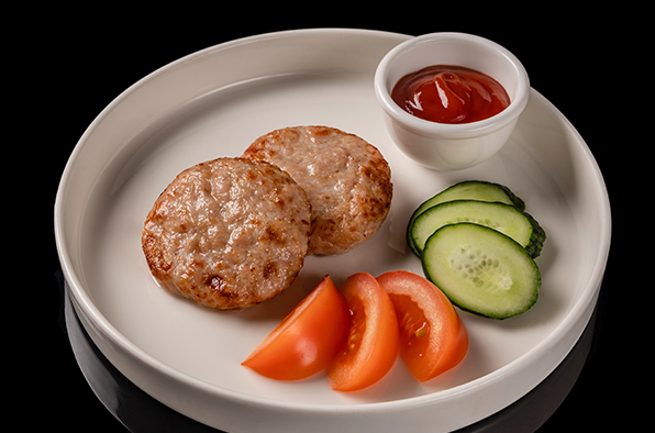 Котлетки куриные с помидорами и огурцами