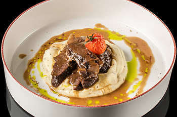 Говяжьи щечки с грибным пюре