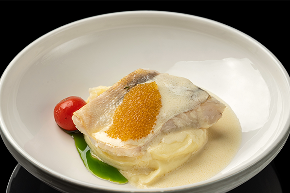 Филе судака с соусом из белого вина и щучьей икрой