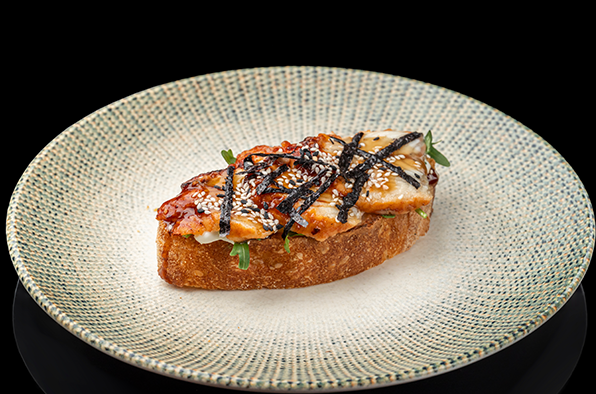 Брускетта с угрем и сливочной страчателлой