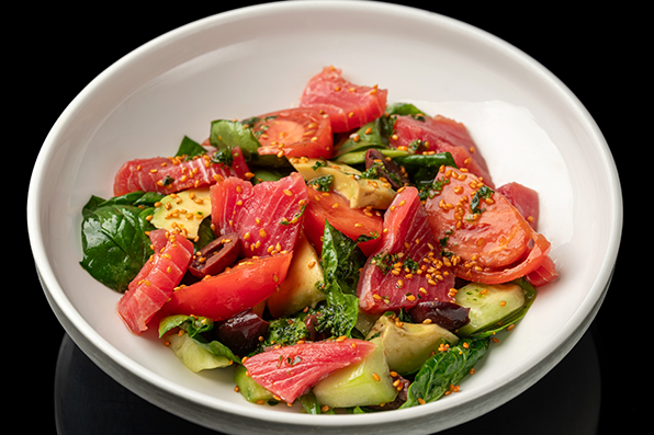 Салат со свежим тунцом, шпинатом и овощами