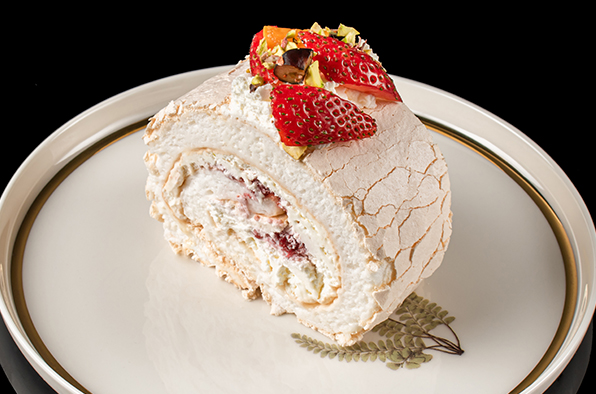 Меренговый рулет со свежими ягодами