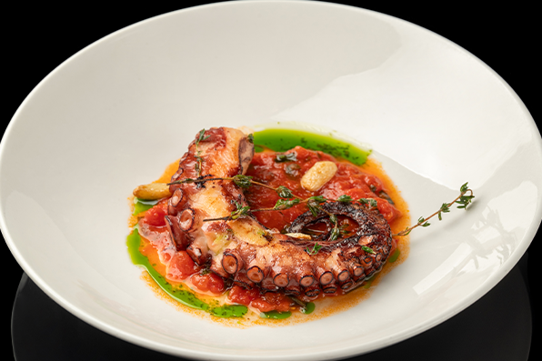 Щупальца осьминога с томатной сальсой и базиликом