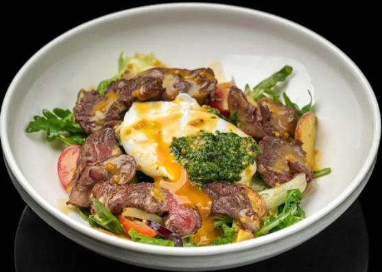 Салат с вырезкой говядины, печенью, овощами и соусом песто