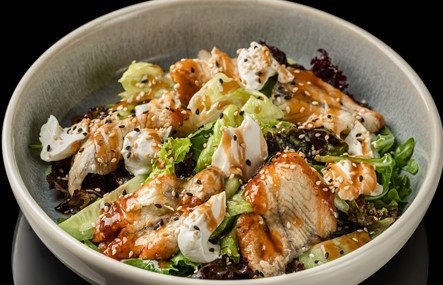 Салат с угрем и сливочным сыром