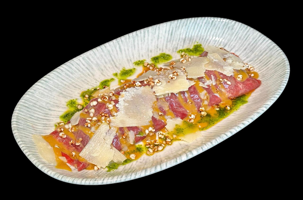 Карпаччо из говядины с рукколой и пармезаном