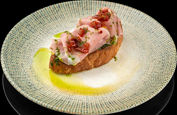 Брускетта с мортаделлой и вяленными томатами