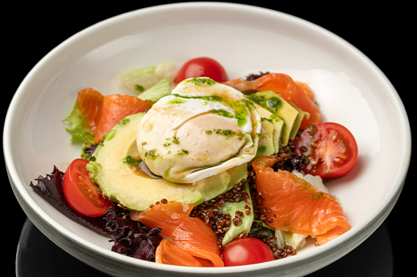 Салат с лососем, авокадо и яйцом пашот