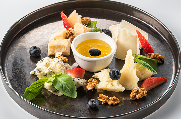 Ассорти сыров: горгонзола, пармезан, бри, пекорино