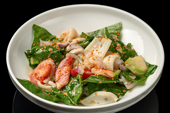 Теплый салат с морепродуктами и шпинатом
