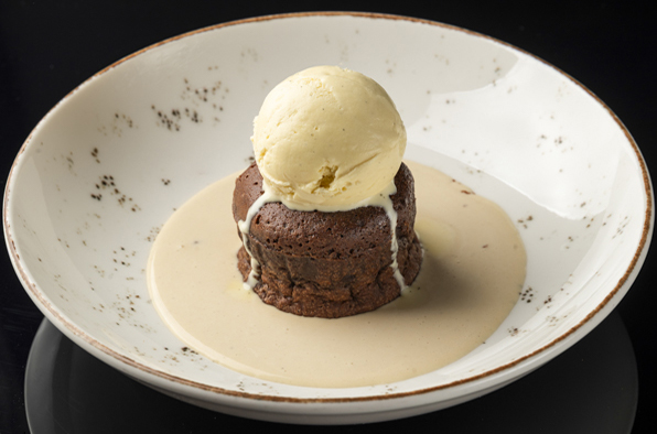 Шоколадный фондан с трюфельным соусом