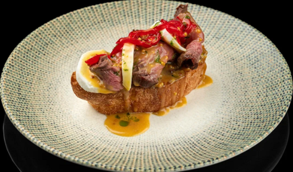 Брускетта с ростбифом и маринованным луком