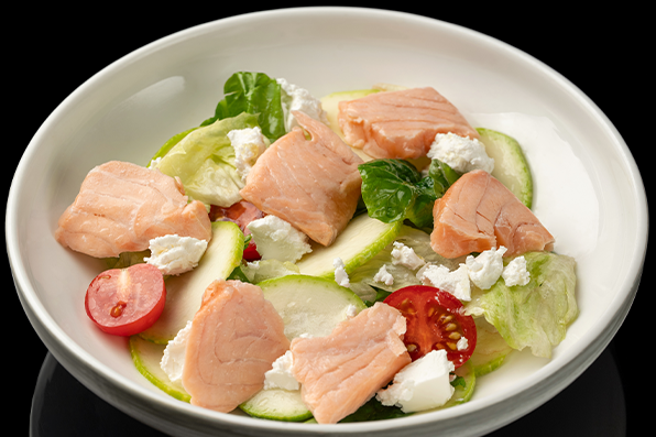 Салат с  теплым лососем, цукини и миксом салата