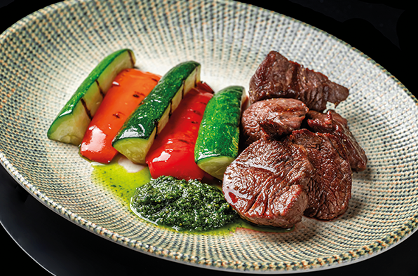 Вырезка из говядины с овощами на гриле