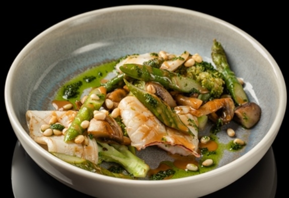 Кальмар со спаржей, брокколи и шампиньонами