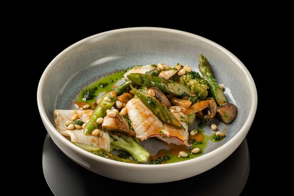 Кальмар со спаржей брокколи и шампиньонами