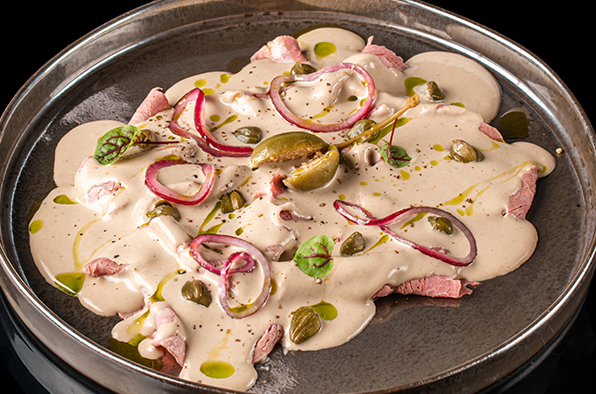 Вителло тоннато из телятины с соусом из тунца и каперсами