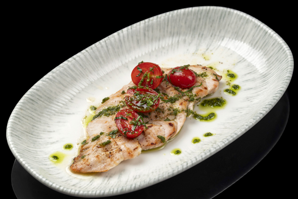 Тальята из куриной грудки с черри томатами и кинзой